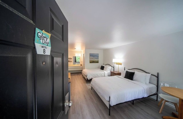Enjoy the charm of Queen Suite Number 8 at GloryDayz!