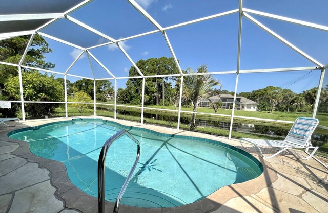 Enjoy The Sunshine! Home with Private Pool in Rotonda West