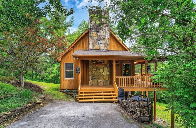 Enjoy this cozy home with a wrap around porch , near the Smoky Mountains