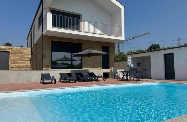 Enjoy this modern ground-floor apartment, perfect for families or groups.