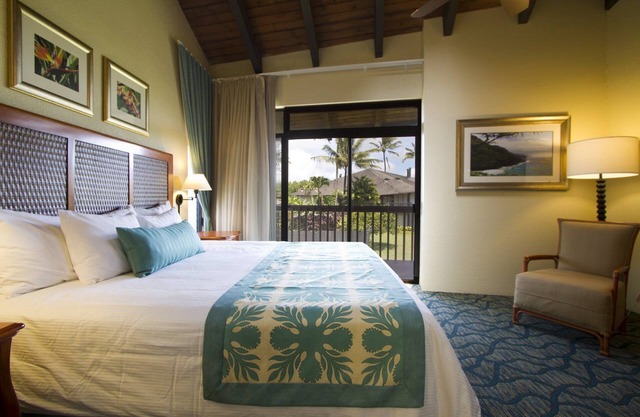 Enjoy this Tropical, Oceanside 1 mile from Queens Bath Tide Pool