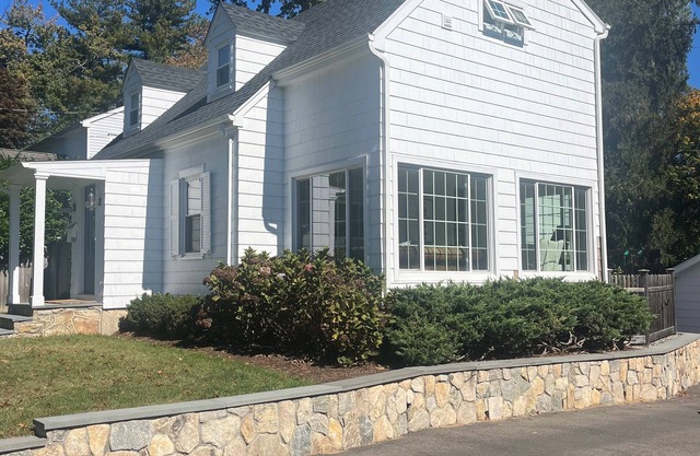 Enjoyable 3 bedroom house in Fairfield, four miles to downtown and beaches