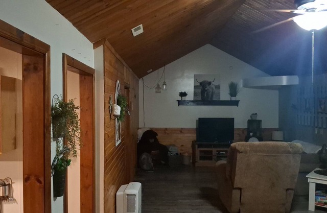 Enjoyable barn with AC in charming Danville