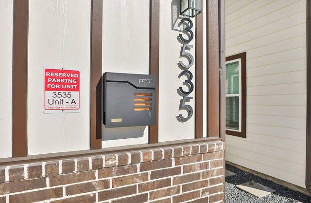 Enjoyable townhome with AC in vibrant Houston at this centrally-located place.