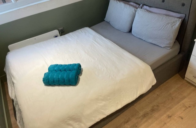 Ensuite near Luxmore Garden