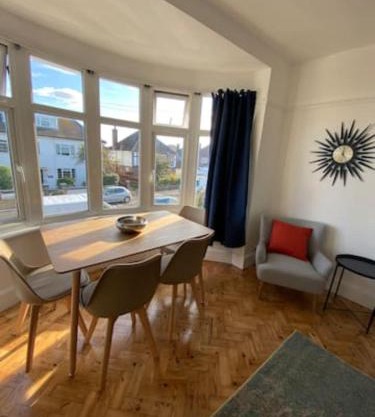 Entire 2 bed property, 1 road back from the sea