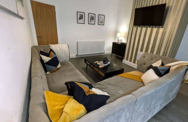 Entire 2BR/3Bed House by Carr Mill Dam - Free Parking, Near Liverpool, Sleeps 6