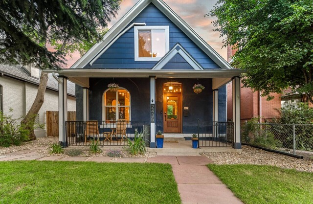 Entire 3BR House w/ hot tub, free parking, RINO/DT