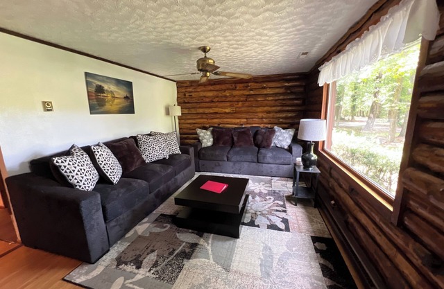 Entire 4-bedroom 2-bath Cabin with AC, Recreational rooms, WiFi in Crisfield, MD