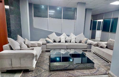 entire 4bhk flat wid swimming pool on NH8 Rajiv chowk gurgaon