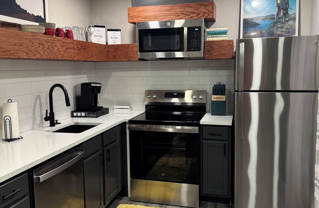 Entire condo. Cozy 1BD/1BA in a gated complex in NW OKC by Kilpatrick Trnpk.