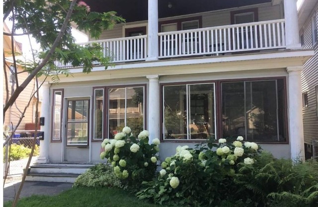 Entire Cozy Apartment in Ohio City. Near Downtown.