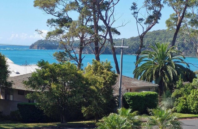 Entire Home, Denham's Beach NSW 2536. View of the water & 2 mins to the beach.
