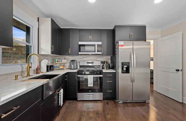 Entire home in Decatur-sleeps 10