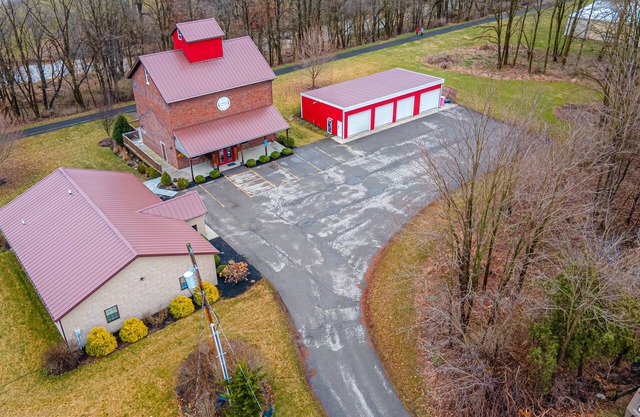 Entire home in Lexington. Very spacious and newly renovated building.