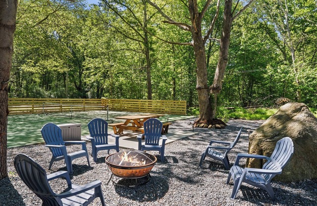 Entire Home with large backyard Near Narragansett Beaches, and 5 minutes to URI!