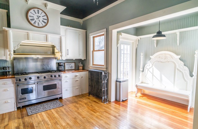 Entire house, sleeps 10, two blocks from the lake!