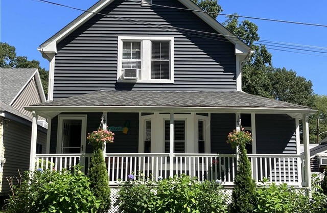 Entire house minutes to beach, in quiet neighborhood.