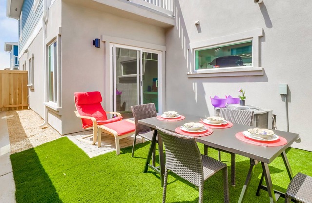 Entire Modern 3BR Home w Garage 5-min to the Beach, 15-min to San Diego Downtown