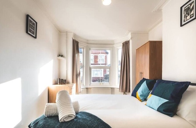 Entire townhouse w/ 6 spacious bedrooms