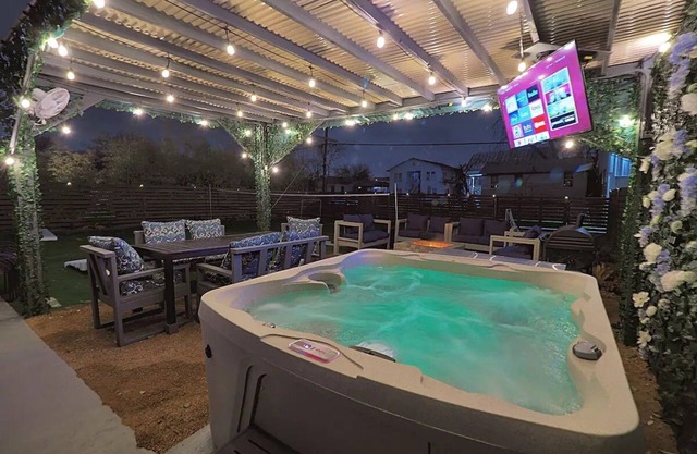 EPIC Backyard-Hot Tub-Near Downtown -Games-Sleeps 16-Modern Luxury