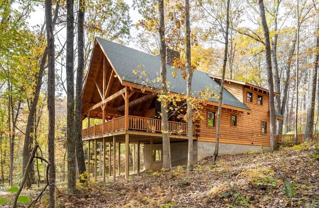 Epic Cabin 5 Miles from Hocking Hills Park. Hot Tub, Sauna, Arcade and more!