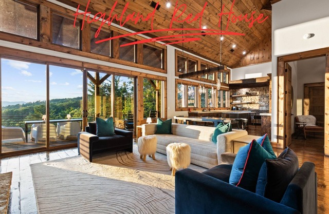 Epic Views | Luxe Stay @ Highland Red House | Family Fun, Games, HotTub, FirePit