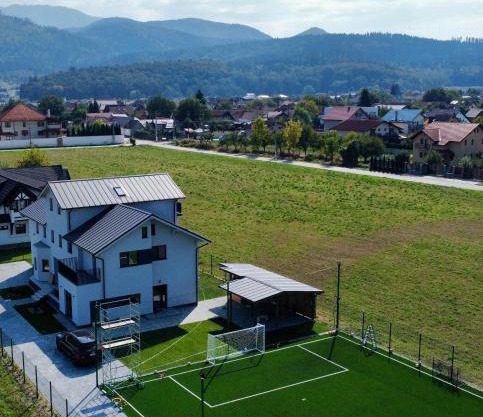 EPIC Vila Brașov, Cristian