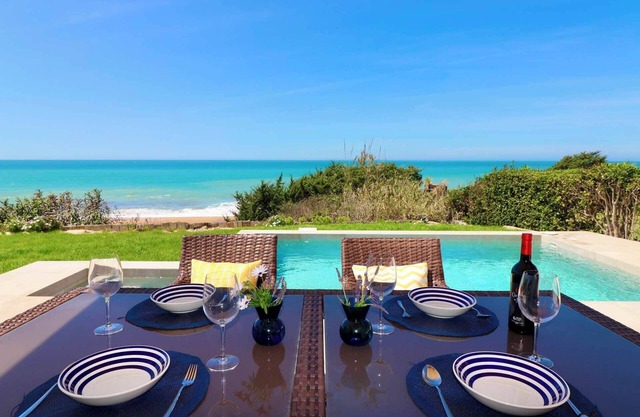 Erste Meeres Linie Ferienhaus mit Garten, Pool und Privatem Strandzugang