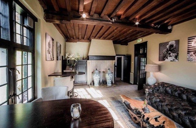 Escape to a Cozy Manor Room Surrounded by Woodlands - 4 Units