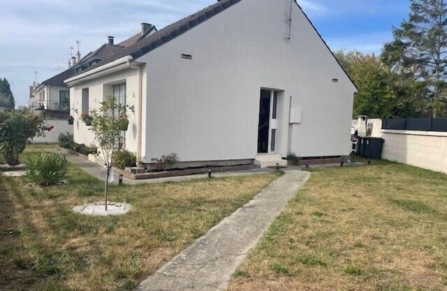 Escape to city center near the beach !