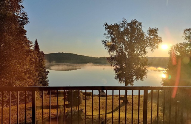 Escape to Muskoka Tranquility: Lakeside Bliss Awaits at Our Charming Cottage!