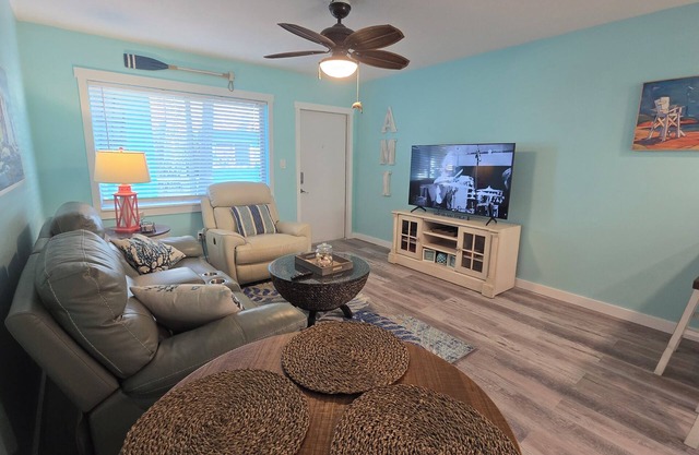 Escape to Paradise: Exquisite 2/1 Condo Steps to Bradenton Beach