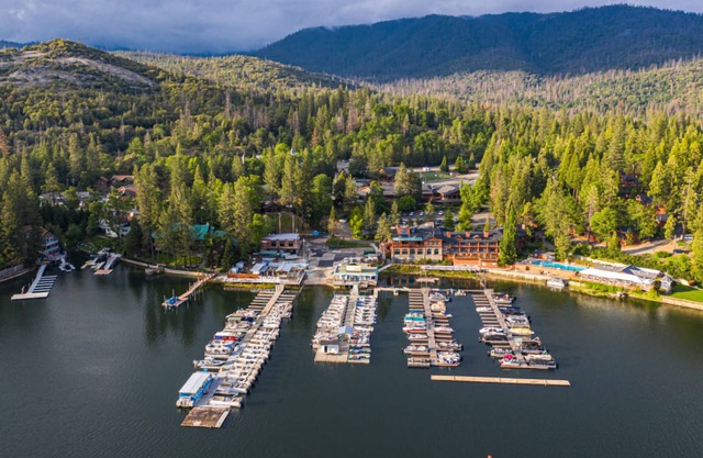 Escape to Picturesque Lakeside Haven Near the Famous Yosemite & Bass Lake Thrill