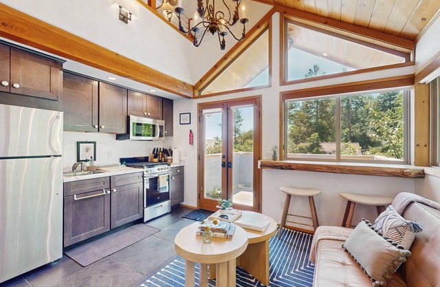 Escape to the Ultimate Mountain Retreat in Idyllwild: Stunning Views, Cozy Vibes