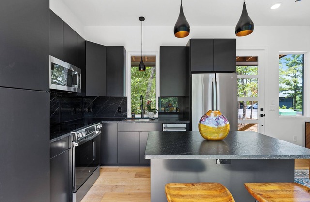 Escape to this modern 1BR/1BA tiny home in the North Georgia mountains. Enjoy a full kitchen, spa-style rain shower, and private deck surrounded by crisp air and changing leaves. Perfect for cozy autumn nights and mountain adventures.