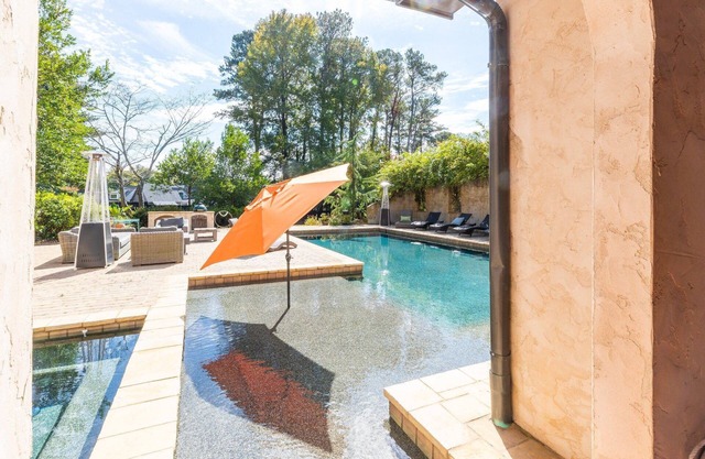 Escape to Villa Flora: 15% Off thru Oct!