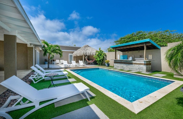 Esmeralda Oasis with private pool and 5 min to the beach!