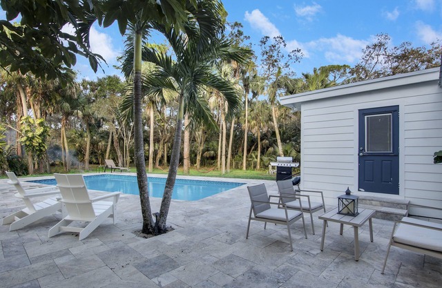 Estate escape with 2 houses, pool, Roger stadium, Beach, Alton, PGA and I-95