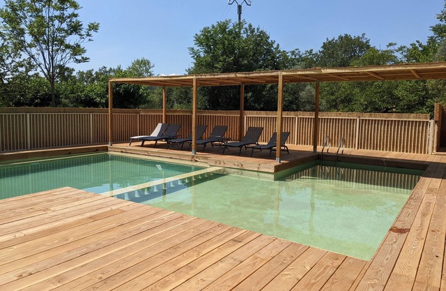 Estate with villa, swimming pool and tennis court