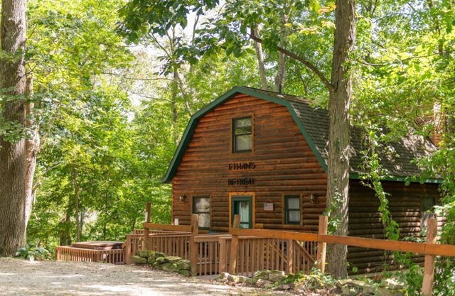 Ethan's Retreat: Cozy cabin getaway w/hot tub, private & pet-friendly!
