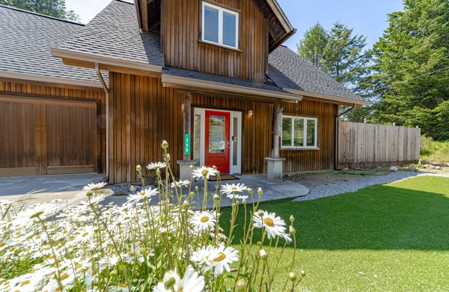 EV charger, pet friendly, large ocean view deck, close to beaches, sleeps 8