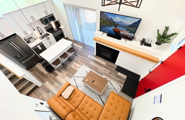 EV Charger, Pool/Hot Tub/Gym, 2 Bed/2 Bath, Sleeps 6