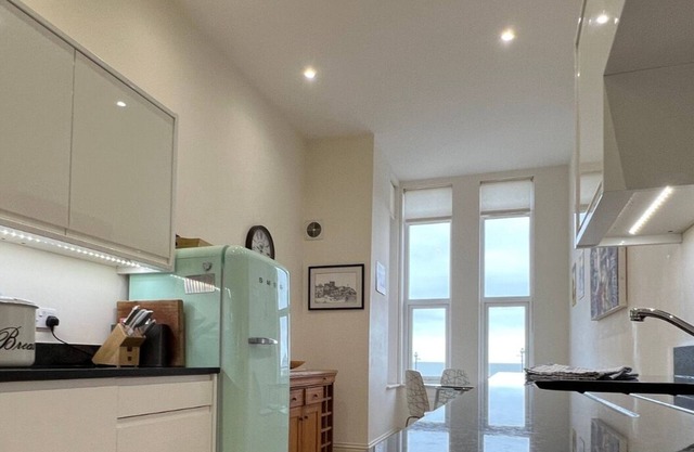 Eva's Sea View 2 Bed 2 Bath Parking & NO GUEST FEES