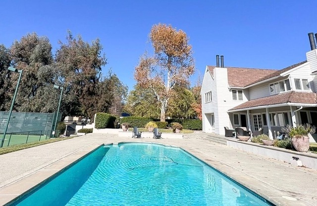 Events Welcome! Huge, entertainment-ready home in central location