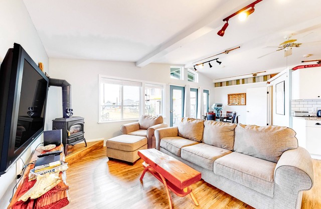 Evinrude Escape | House in Coupeville with boat launch & beach access