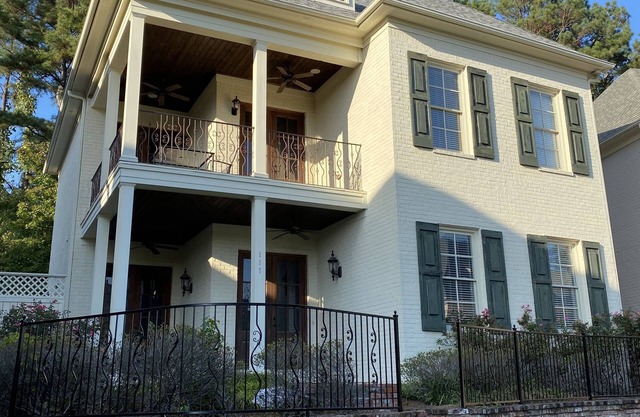 Excellent 3 Bedroom 3 1/2 Bath Condo 1 Mile From Square