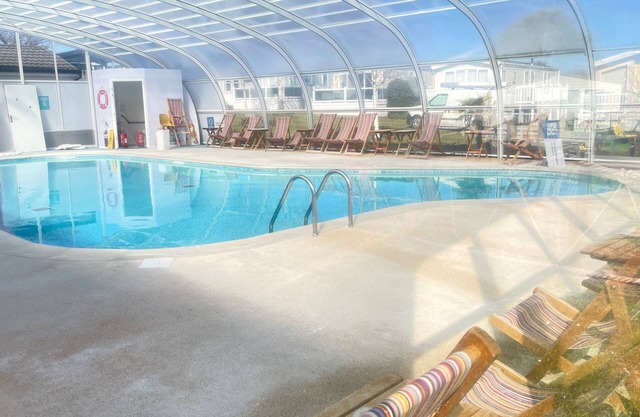 Excellent Caravan 2 Bedrooms Sleeps 6