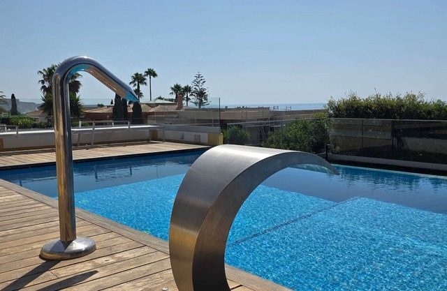 Excellent villa with 4 suites, heated pool and outdoor jacuzzi.
