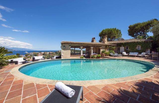 Exceptional provencal-style villa with stunning panoramic sea views